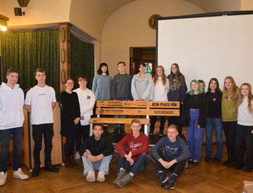 Bank gegen Rassismus am Erwin-Strittmatter-Gymnasium aufgestellt